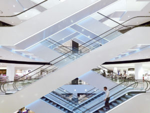 Farbige Beleuchtung und Glaselemente machen Rolltreppen heute ansehnlicher, hier im Shopping-Center Limbecker Platz in Essen. (Foto: Thyssen Krupp)