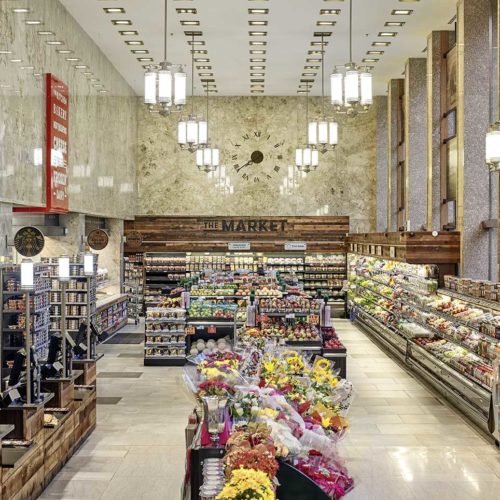 Die Hängeleuchten geben dem Lebensmittelmarkt zusätzlich Atmosphäre. (Foto: Michael Mahovich)