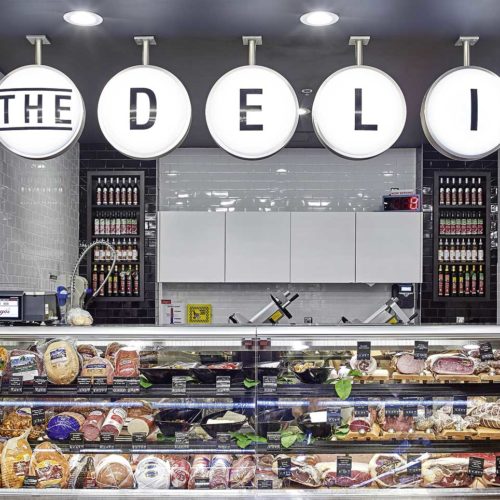 Die „Deli“-Schilder locken die Kunden in den hinteren Bereich des Ladens. (Foto: Michael Mahovich)