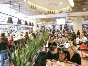 Das Shopping-Center Loom in der City von Bielefeld mit modernem Foodcourt und diversen separaten Gastro-Einheiten (Foto: ECE)