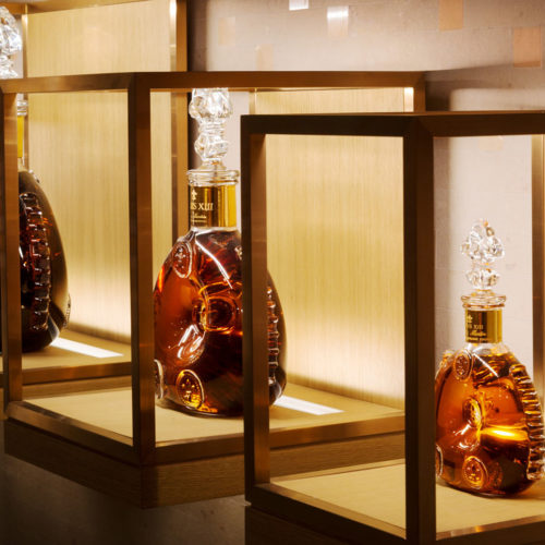 Sondereditionen in Glas-Cases mit inliegendem Licht (Foto: Louis XIII)