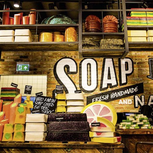 Die Kosmetikmarke Lush, hier auf der Oxford Street in London, ist sozusagen die Mutter des Handlettering im Retail – und bis heute erfolgreich damit. (Foto: Lush)