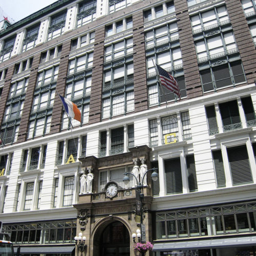 Der über 200.000 qm große New Yorker Department Store von Macy’s am Herald Square wird weiterhin renoviert – ein „Work in Progress“, hier ein Teil der Fassade.