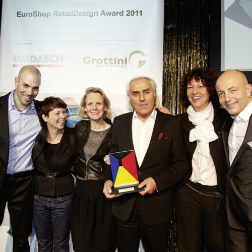 Jutta und Dieter Blocher (Blocher Blocher Partners, jeweils außen), Hanspeter Grüninger und Doris Rickenbacher (beide Jelmoli) (Foto: EHI / Messe Düsseldorf)