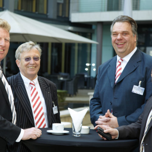 Kaffeepause im Sonnenschein (v.l.n.r.): Marian Polomski (Euro Pool System), Dr. Klaus Endebrock (Crämer Logistic Services) und Frank Bücker (Paul Crämer)
