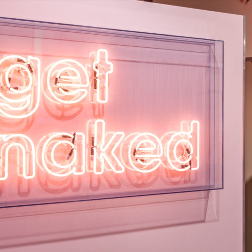 Textbotschaften im Unkleidekabinen-Areal - mit einem Augenzwinkern: "Get naked" (Foto: Missguided)