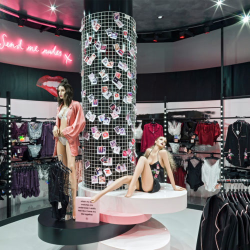 Der Store erinnert an den Aufbau von TV-Studios (Foto: Missguided)