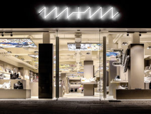 Fassade des ersten m+m-Stores in Wiesbaden (Foto: Müller & Meirer)