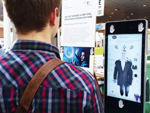 Der „Magic Mirror“ ermöglicht virtuelle Anproben, zum Beispiel vor dem Schaufenster. (Foto: Gesture Powered)