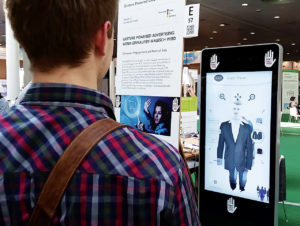 Das Display „Magic Schaufenster“ kann direkt hinter der Scheibe platziert werden. Es wurde auf der Messe Cebit vorgestellt. (Foto: Gesture Powered)