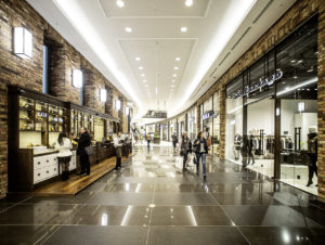 In der Mall of Berlin gehören Holzgriffe an den Eingangstüren zum gestalterischen Gesamtkonzept. (Foto: HGHI Centermanagement)