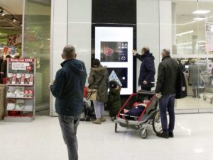 Multi-Touch-Bildschirm direkt neben dem Rewe-Markt (Foto: imaginary.org)