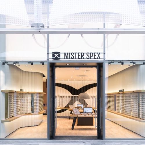 Der Store ist auch von außen ein Blickfang (Foto: Mister Spex)