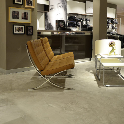 Modehaus Ranck in Sulingen: Der Kellenschlag beim Spachteln bestimmt die Optik. (Foto: Sika)