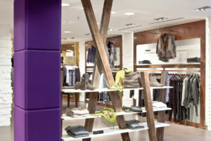 Rustikale Raumteiler im Modehaus Mohr in Dollern (Foto: MAI Messerschmid)