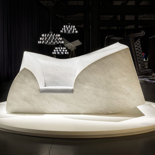 Das Compression Marble Sofa treibt das Thema Materialmix auf die Spitze. (Foto: Moooi)