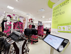 Bei Marks & Spencer können Kunden an Instore-Terminals bestellen und direkt bezahlen. (Foto: Marks & Spencer)