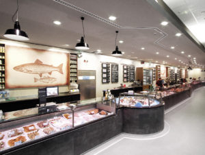 „Coole“ Bedientheken im Markthallen-Charakter bei Edeka Stenger (Foto: Aichinger)