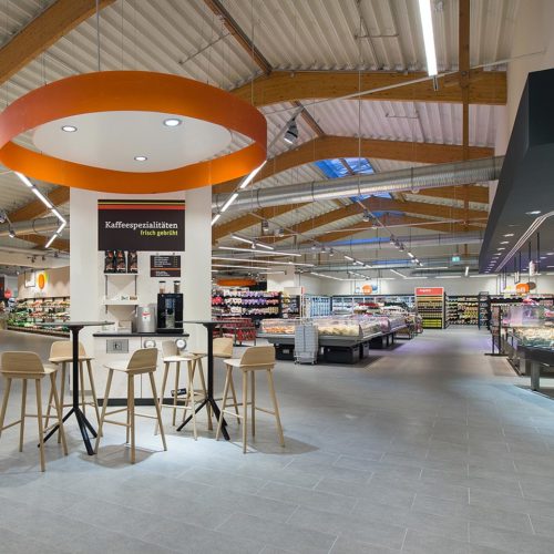 Im neuen Tegut-Supermarkt in Gelnhausen gibt es eine zentrale Kaffeebar.
