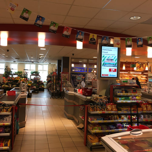 Kostengünstig und komfortabel: die Digital Signage-Lösung im Rewe Stolper als optimiertes Gesamtsystem zur Ausspielung tagesaktueller Inhalte und Angebote. (Foto: Nexgen Smart Instore)