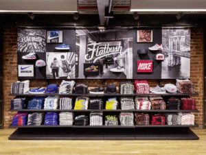 Die Nike Community Stores nehmen als eine neue Form von Nachbarschaftsläden expliziten Bezug auf ihre lokale Umgebung – hier im Bezirk Flatbush in Brooklyn/New York. (Foto: Nike)
