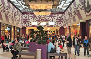 Vliestapete mit Ornamenten im Digitaldruck im Shoppingcenter A10 bei Berlin (Foto: Neschen)