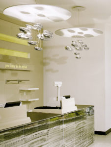 „Lichtsteine“ aus Spritzguss-Thermoplast mit reflektierender Oberfläche bei New Yorker in Braunschweig (Foto: Artemide)