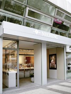 Juwelier Niessing in Köln: Ein Teil der Verkaufsfläche wurde für einen erweiterten, transparenten Eingangsbereich geopfert. (Foto: Niessing)