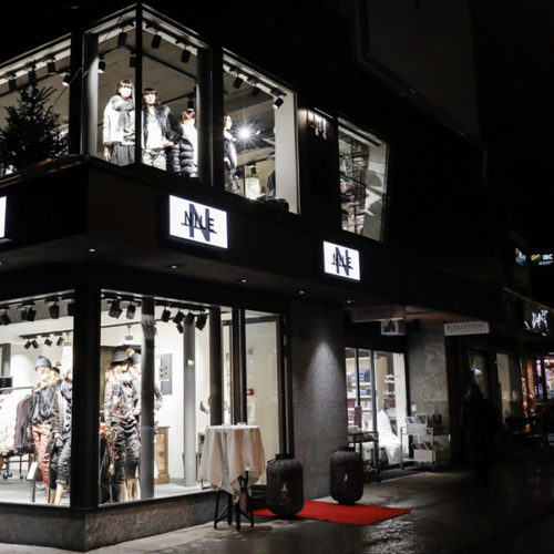 Die Schaufenster bzw. die Schaufensterfront wurden komplett neugestaltet. Die 14 Nile-Stores in der Schweiz – weitere sechs befinden sich in deutschen Großstädten – werden von der Pluvina AG, Nile Retail Schweiz, geführt. Das Design der Stores wird durch Sabine Gygax, Inhaberin und CEO, und Christina Spring ausgearbeitet und fortlaufend ergänzt. Immer wieder werden dabei neue Elemente aufgenommen ohne das CI zu verlassen. Da in Zermatt viele bauliche Maßnahmen auch an der Substanz notwendig waren, wurde der Umbau durch das Architekturbüro Zurniwen unterstützt. (Foto: Nile Clothing)