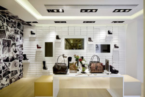 Nine West Combo: Die Beleuchtung betont die stark grafische Wandgestaltung.