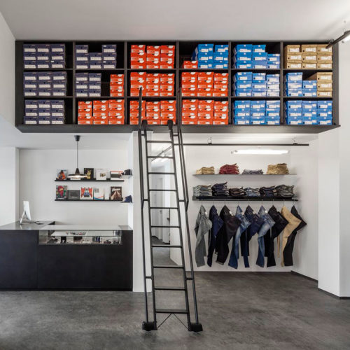 Im Berliner Sneakers-Store Novacane stapeln sich die Schuhkartons in luftiger Höhe. (Foto: Stefan Schanzenbach)