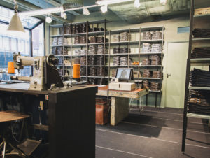 Im Repair Shop von Nudie Jeans, hier in Stockholm, werden alte Jeans wieder aufgearbeitet. (Foto: Nudie Jeans)