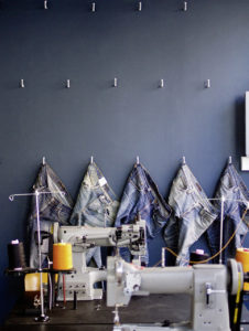 Repair & Recycle: Bei Nudie Jeans in London Soho werden getragene, verschlissene Jeans professionell geflickt und wiederaufbereitet. Teppiche und Vorhänge im Store sind aus gebrauchten Denims geschneidert.