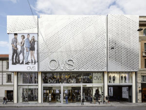 Die Fassade wurde mit drei interessanten Gebäude-Kuben „on top“ neu gestaltet. (Foto: OVS)
