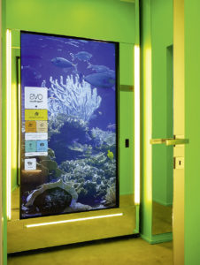 Ein „Magic Fitting Room“ mit digitalem, wechselbarem Hintergrundmotiv (Foto: OVS)