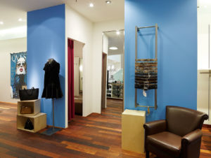 Das Modehaus Ortner in Dortmund bietet seinen Kundinnen Kabinen mit Tapete, Lederpolstern und Samtvorhängen. (Foto: Dula)