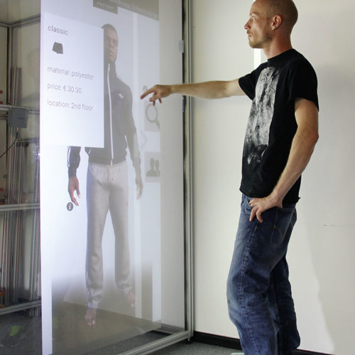 Christian Zagel demonstriert den digitalen Outfitberater. (Foto: Adidas)