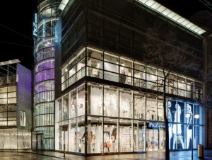 Fassade des Schweizer Modehauses PKZ Women: Eine sich bewegende und über 2 Etagen erstreckende Lichtinstallation des Künstlers Julian Opie erzielt hohe Aufmerksamkeit. (Foto: www.pkz.ch)