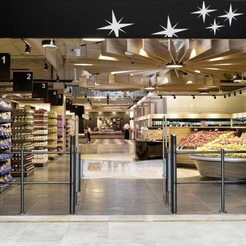 In sternförmige Deckenelemente integrierte Downlights im Supermarkt Prima Nova im ungarischen Szeged (Foto: Ansorg)