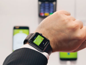 Kontaktloses Bezahlen mit der Smartwatch (Foto: Wirecard)