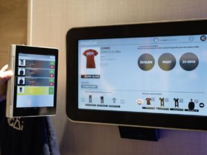 Interaktive Displays für Umkleidekabinen: Wenn das anprobierte Teil nicht passt, schlägt das System Alternativen vor. (Foto: Phizzard)