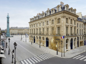 Die Front des Stadtpalais bekam eine Sonnen-Skulptur. (Foto: Louis Vuitton Malletier/Stéphane Muratet)