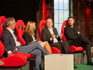 Moderator Lutz Spannuth (links im Bild) befragt die Omnichannel-Retailer zu den praktischen Erfahrungen mit digitalen Instore-Services: Carina Brederlow (Saturn Connect), Jens Diekmann (Douglas) und Daniel Huelsmeyer (ZEG, v.l.n.r.)