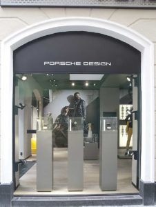 Ist das Schaufensterglas entspiegelt wie in den Stores von Porsche Design, nimmt das Auge die präsentierte Ware klarer und näher wahr. (Foto: Glasfischer)