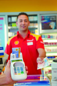 Umgekehrt können Postbank-Kunden im Einzelhandel Geld abheben. Seit 2009 besteht eine Kooperation mit Shell