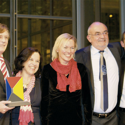 Claudia Horbert (EHI) und Elke Moebius (Messe Düsseldorf) umringt von Volker Otto und Lovro Mandac (beide Kaufhof, rechts) und Stephanus Bammert. (U. Style Fashion) (Foto: EHI / Messe Düsseldorf)