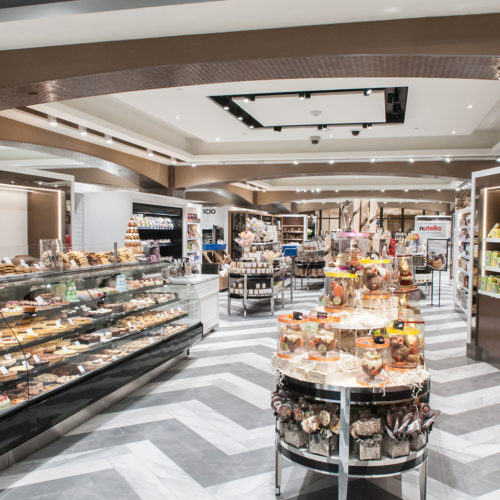 Das Fischgrätmuster des Bodens entfaltet eine Sogwirkung in die Food Hall hinein. (Foto: David Ort)