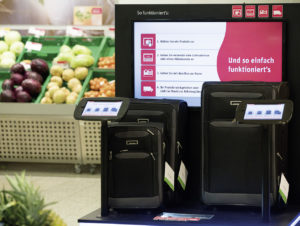 Testinstallation bei Rewe in Hungen: Der Kunde ordert auf der Fläche aus dem Onlineshop.