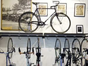 Bei Rapha gibt es eine Fahrrad-Garderobe, wo die Besucher ihr Rad aufhängen können.