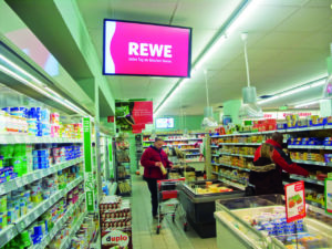 Rewe verspricht sich von digitaler Instore-Werbung positive Werbeffekte